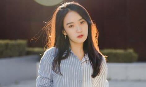 在熟人面前撕开她的面纱