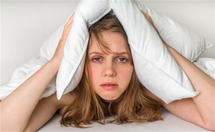 生活手机为什么会影响睡眠质量呢（蓝光会抑制褪黑激素的分泌）  2