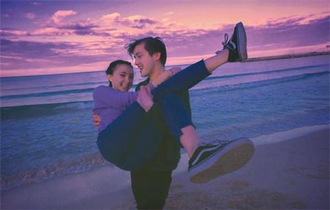 刚认识一个女生怎么找话题，刚认识一个女孩要怎么交流