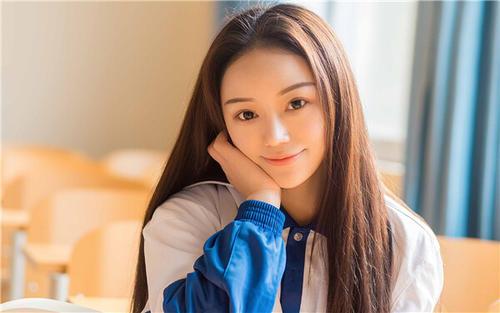 主动联系你和你聊天情绪很高