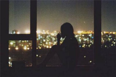 ​女生深夜发朋友圈是什么意思？能借机撩她吗？