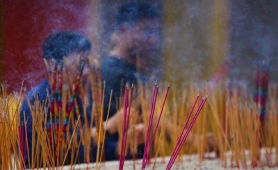 ​拜佛上香的正确方式（上香有哪些注意事项）