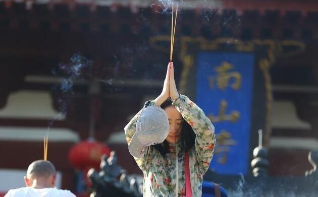 生活拜佛上香的正确方式（上香有哪些注意事项）  2