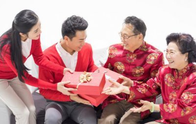 ​新婚夫妇第一年过年回谁家？可以轮着过年