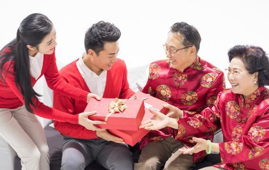 新婚夫妇第一年过年回谁家