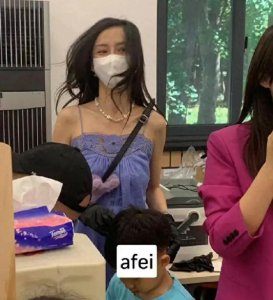 ​董卿和baby同现身儿子学校义卖！baby珠宝吊带，董卿素颜