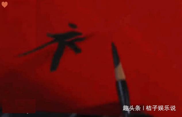 杨超越福字多写一画，却意外扫出最难扫的敬业福，网友：锦鲤女孩
