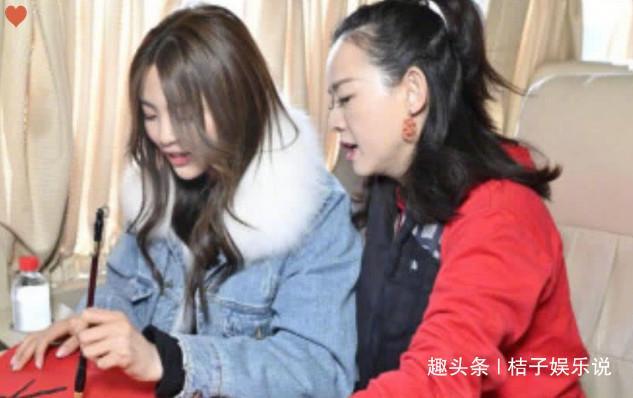 杨超越福字多写一画，却意外扫出最难扫的敬业福，网友：锦鲤女孩