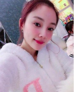 ​夜宿门后, 李小璐人品再次沦陷, 拿女儿来吸引男人