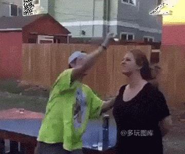 全球搞笑GIF：一位铲雪大哥滑倒，莫名其妙就变成了网红