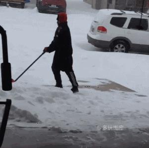 全球搞笑GIF：一位铲雪大哥滑倒，莫名其妙就变成了网红