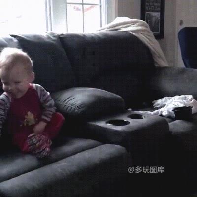 全球搞笑GIF：一位铲雪大哥滑倒，莫名其妙就变成了网红