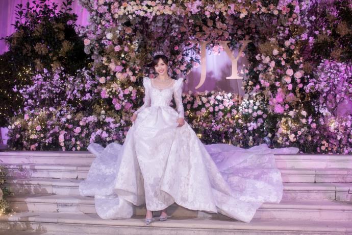 郭晓婷还原婚礼现场：罗晋太紧张一直笑场，不让带手机另有原因