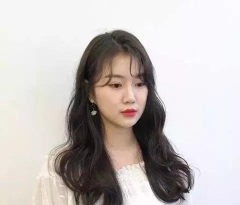 让你时尚气质倍增的发型，这样的女生中长发型你会中意哪款呢！