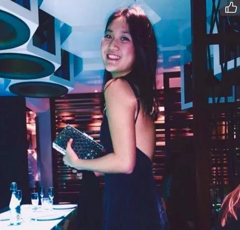 何超凤人缘好，带俩女儿何锶珩何倩珩参加派对，何超琼亲自陪同