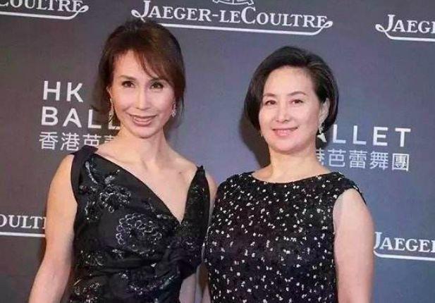 何超凤人缘好，带俩女儿何锶珩何倩珩参加派对，何超琼亲自陪同