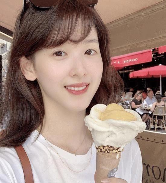 章泽天晒手拿冰淇淋美照，宛如当年手捧奶茶的模样，少女依旧！