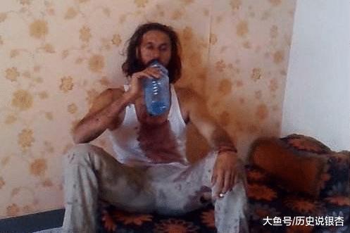 卡扎菲最能干的儿子，战斗到最后一刻，死前淡定的边喝水边抽烟