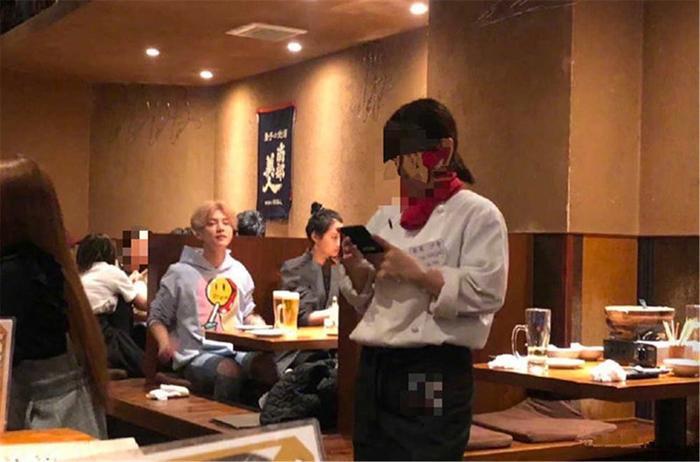 鹿晗关晓彤感情稳定，拍视频秀同款窗帘！他们的cp黑粉都停工了？