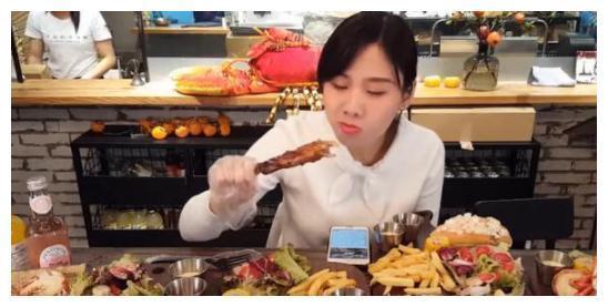 密子君最“假”的一场吃播，当筷子夹起肉时，网友“怒”喊：再见