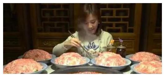 密子君最“假”的一场吃播，当筷子夹起肉时，网友“怒”喊：再见