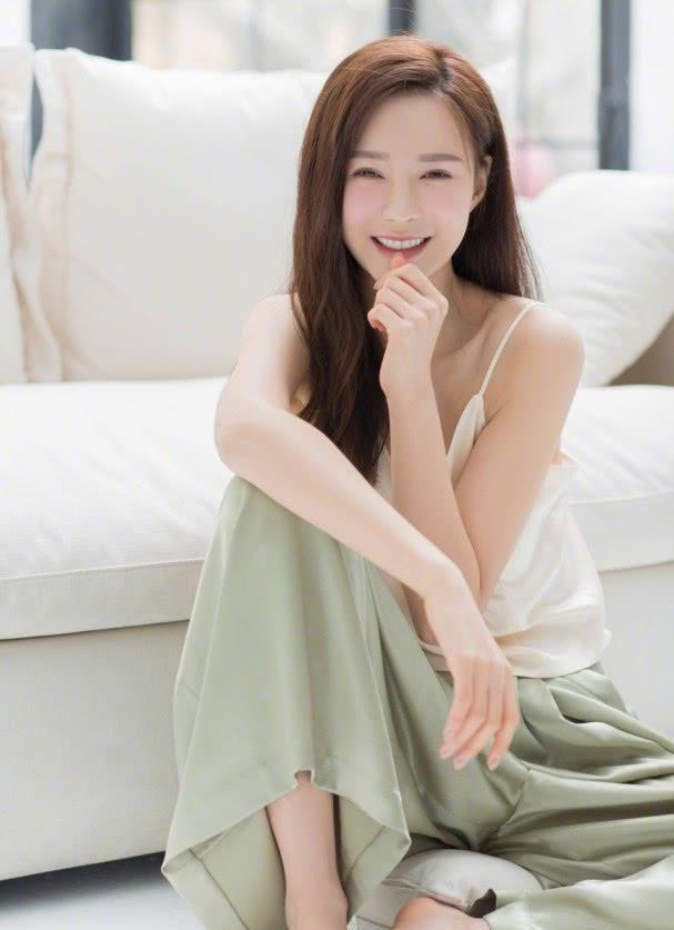 女生这样穿最可爱：男友风套装＋“粉饼鞋”，直男看了都喜欢！