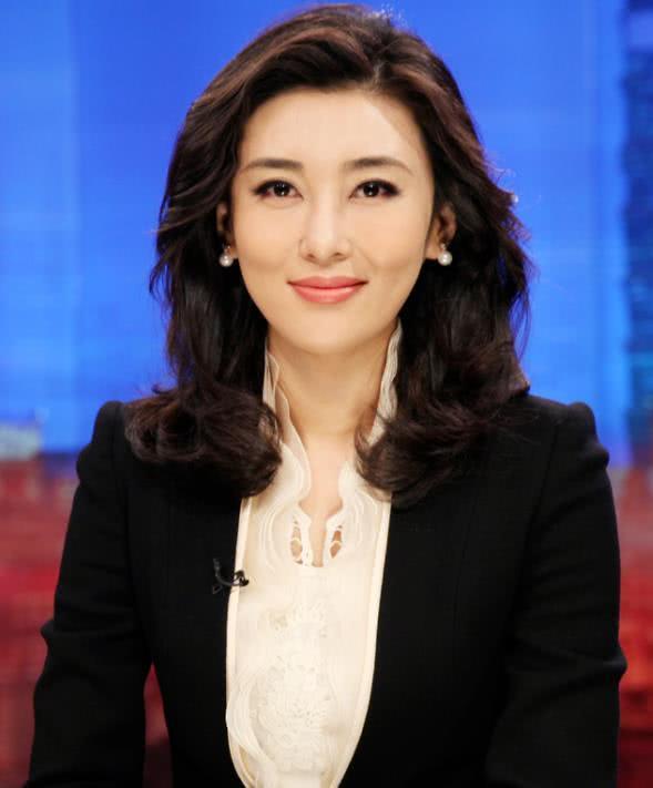 她是央视最美主持，长相甜美，最后嫁给了大26岁的丑男