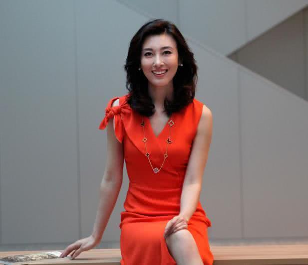 她是央视最美主持，长相甜美，最后嫁给了大26岁的丑男