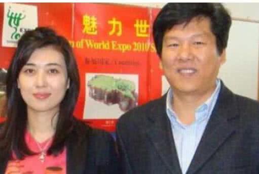 她是央视最美主持，长相甜美，最后嫁给了大26岁的丑男