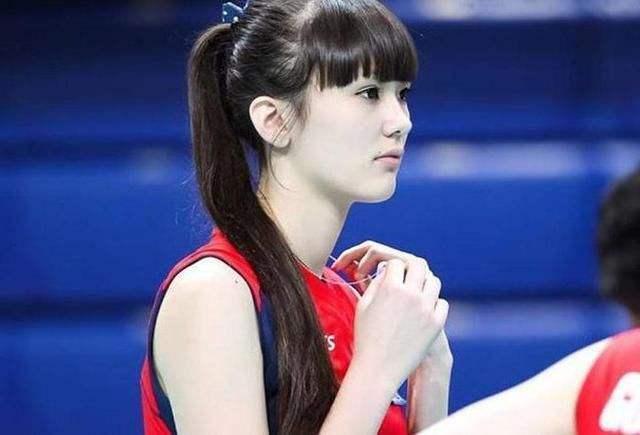 她是莎宾娜，曾被评为排球第一美少女，去日本4年，如今清纯不再