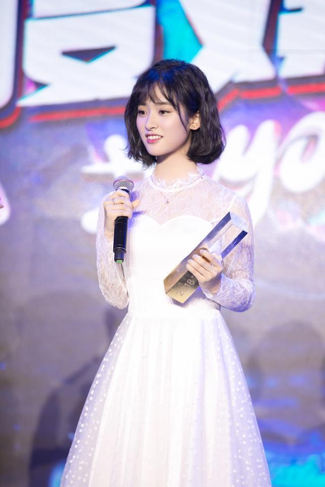 沈月只不过将头发盘了起来，气质变得更惊艳