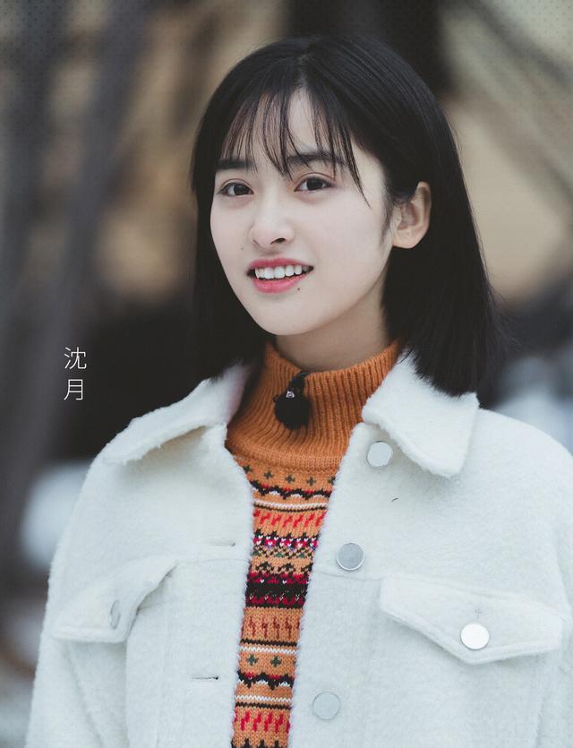 沈月只不过将头发盘了起来，气质变得更惊艳
