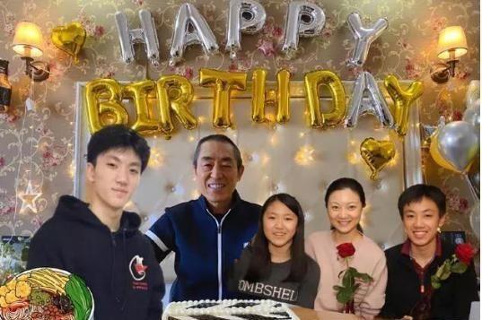 一家人为张艺谋庆生，妻子依旧美艳大方，为爱无私奉献21年