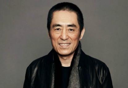一家人为张艺谋庆生，妻子依旧美艳大方，为爱无私奉献21年