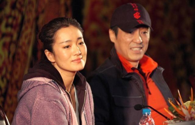 一家人为张艺谋庆生，妻子依旧美艳大方，为爱无私奉献21年