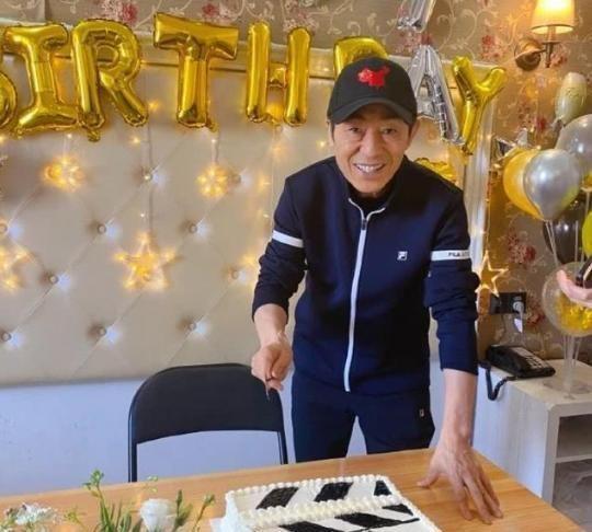 一家人为张艺谋庆生，妻子依旧美艳大方，为爱无私奉献21年