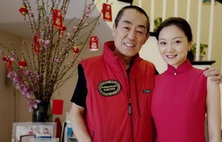 一家人为张艺谋庆生，妻子依旧美艳大方，为爱无私奉献21年