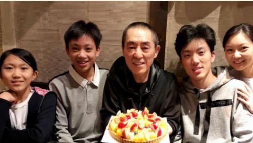 一家人为张艺谋庆生，妻子依旧美艳大方，为爱无私奉献21年