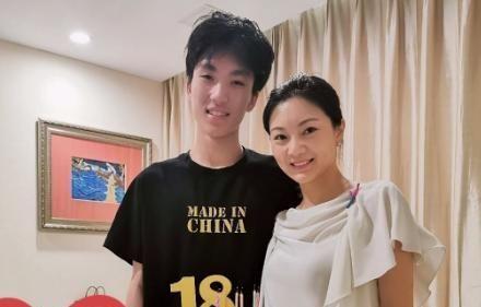 一家人为张艺谋庆生，妻子依旧美艳大方，为爱无私奉献21年