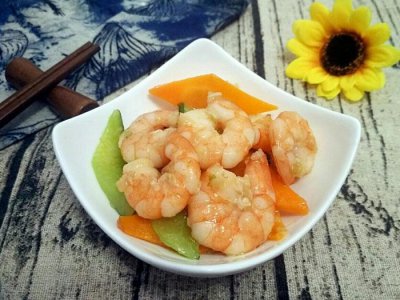 ​家常小炒菜黄瓜炒虾仁，脆爽鲜嫩，吃起来丝丝入味，你吃过吗