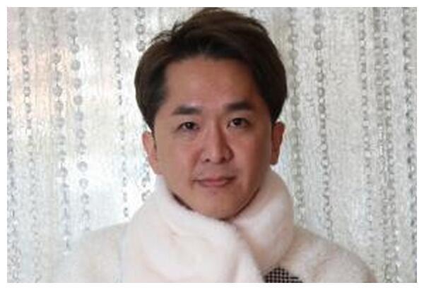 他“一夫三妻”, 身价数亿, 3个女友和睦相处, 堪称当代韦小宝!