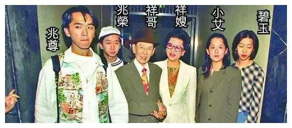他“一夫三妻”, 身价数亿, 3个女友和睦相处, 堪称当代韦小宝!