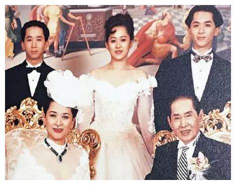 他“一夫三妻”, 身价数亿, 3个女友和睦相处, 堪称当代韦小宝!