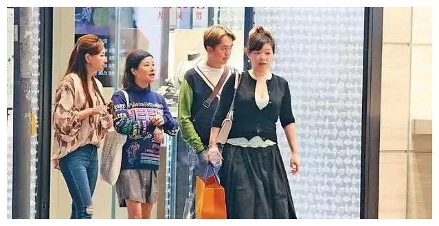 他“一夫三妻”, 身价数亿, 3个女友和睦相处, 堪称当代韦小宝!