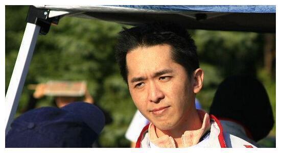 他“一夫三妻”, 身价数亿, 3个女友和睦相处, 堪称当代韦小宝!