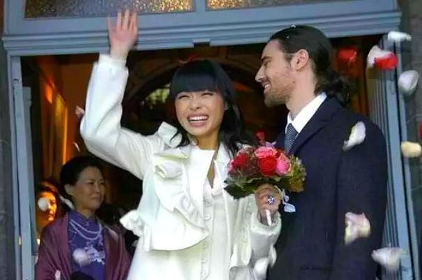广东女孩远嫁比利时成王妃，王子对她一见钟情，婚后过得怎样？
