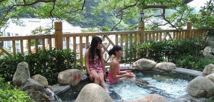 女子做鱼疗滑进水中, 被小鱼钻进秘密部位, 向店主索赔5万