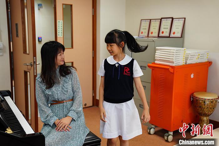 11岁女孩成《七子之歌》新传唱人，她向澳门回归时演唱成员发出一份邀请