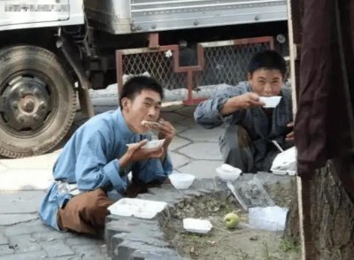 ​横店二十万群演现状：光棍懒汉遍地,裸替一天赚3000