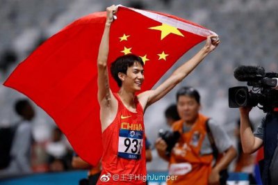 ​亚运跳高冠军王宇与女友结婚啦！谢震业送祝福，称其为“赔钱货”